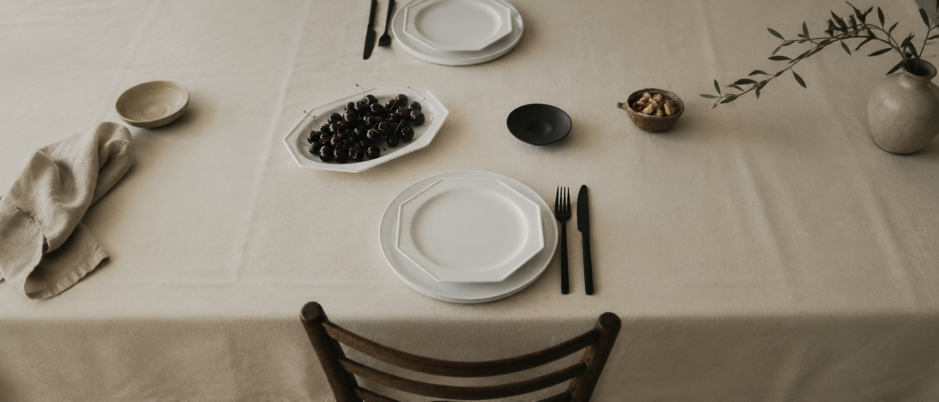 Thoughtfully arranged tableware for everyday dining